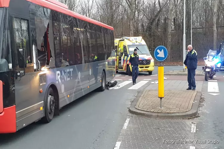 Lijnbus rijdt over fiets heen, fietser zwaargewond