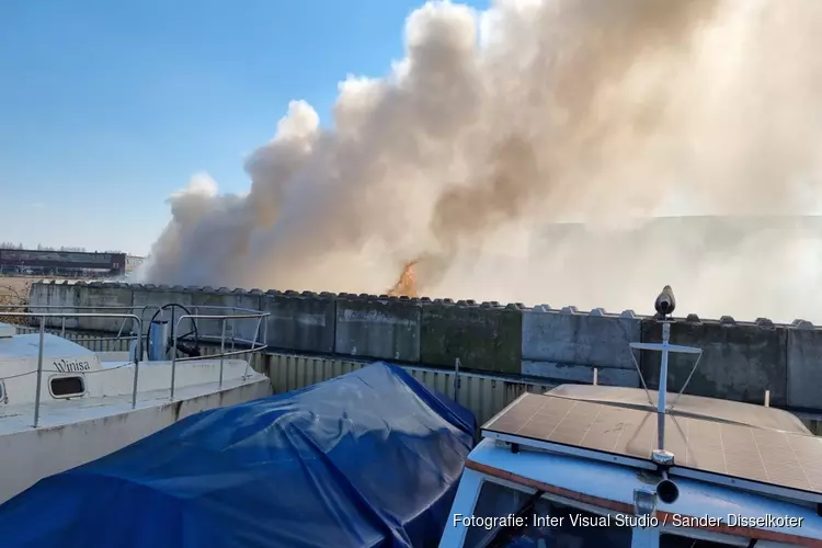 Grote brand bij recyclingbedrijf Zaandam