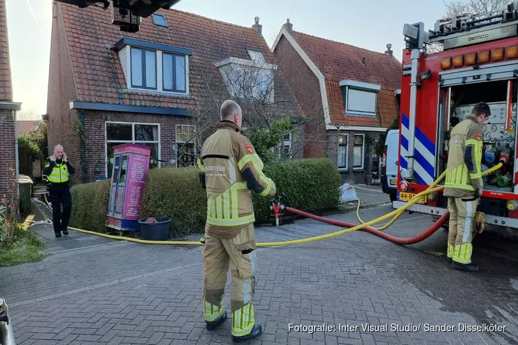 Afvalbrand slaat over naar atelier in Westzaan