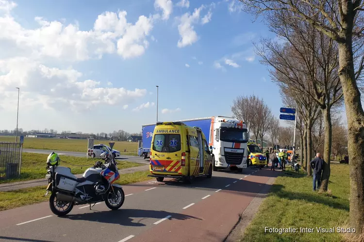 Fietser ernstig gewond na aanrijding met vrachtwagen in Wijdewormer