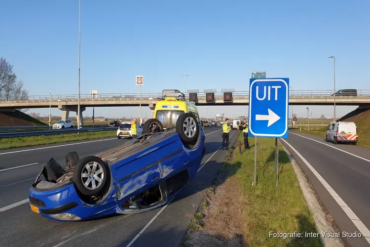 Auto over de kop op A7 bij Wijdewormer