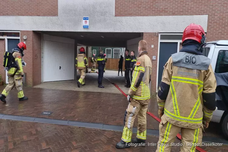 Schoorsteenbrand bij bedrijfspand in Zaandam