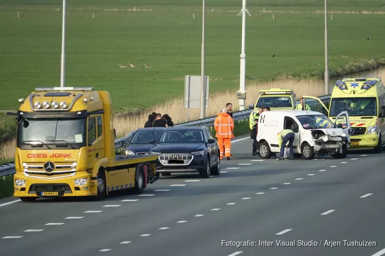 Auto tegen vangrail gereden op A7 thv Wijdewormer