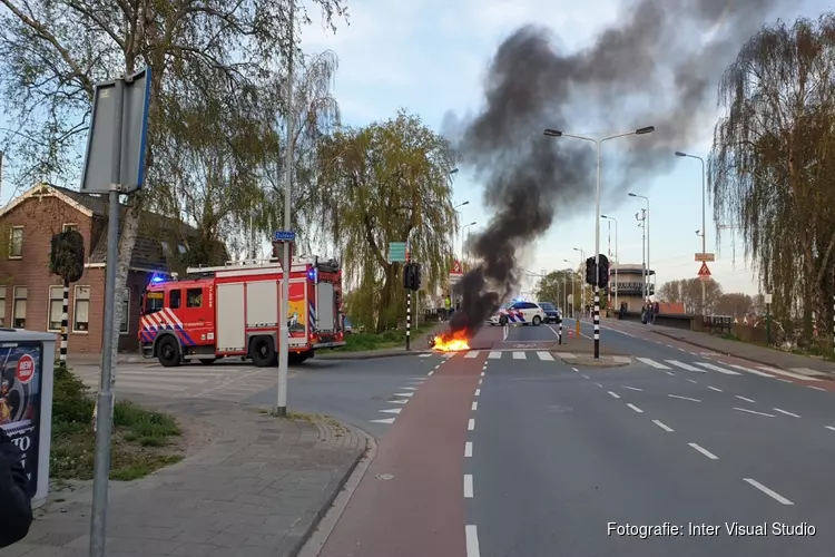 Scooter bezorgkoerier door brand verwoest in Koog aan de Zaan