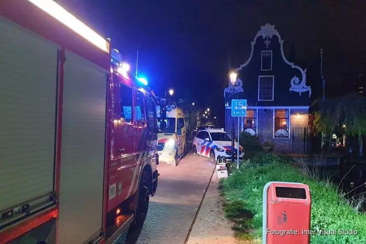 Brandweerman haalt vrouw uit De Zaan