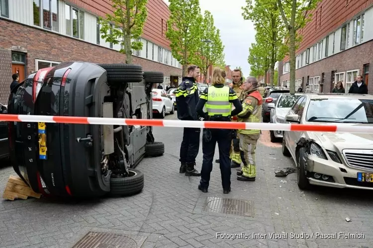 Auto op zijkant door ongeluk in woonwijk Assendelft