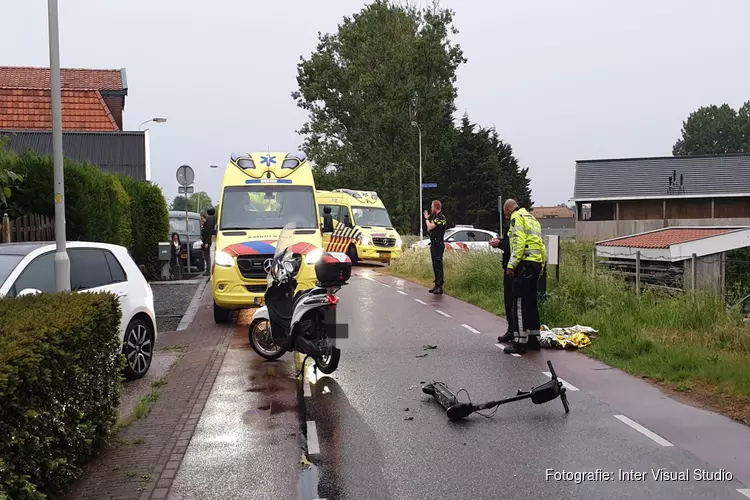 Ongeval tussen bromfiets en step, politie doet onderzoek (Westzaan)