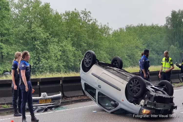 Auto op de kop in Zaandam, bestuurder aangehouden