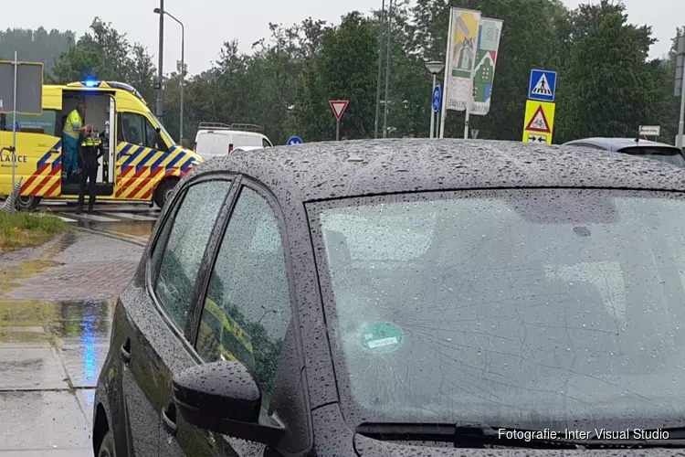 Automobilist rijdt fietser aan op rotonde Koog aan de Zaan