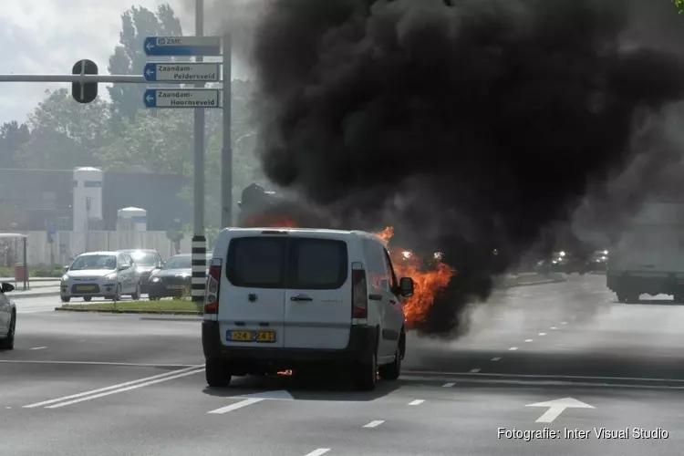 Bestelbus vliegt voor stoplicht in brand in Zaandam