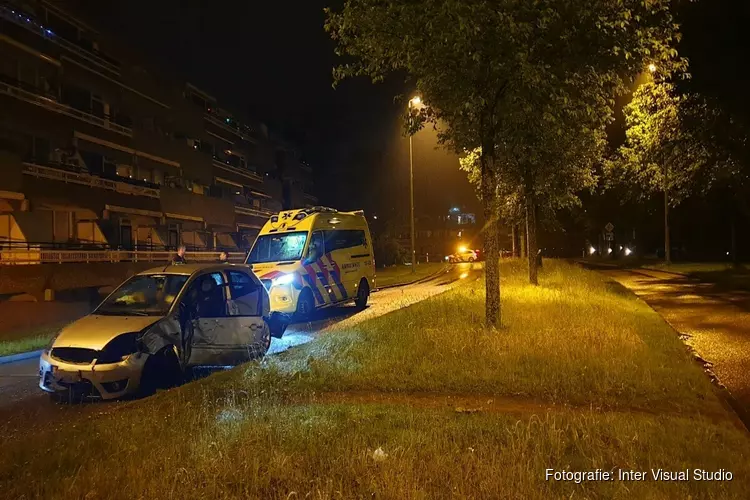 Eenzijdig ongeval in Zaandam. Bestuurder aangehouden, bijrijder gewond