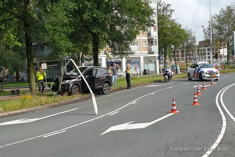 Vrouw rijdt lantaarnpaal uit de grond, auto total loss