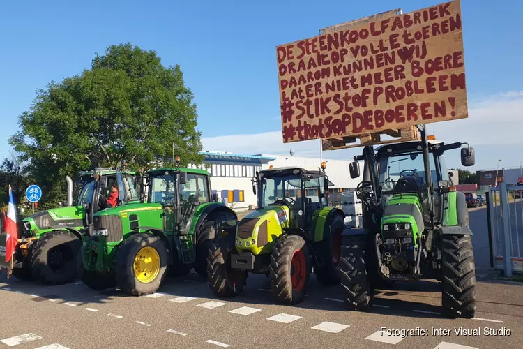 Boeren blokkeren distribuitiecentra van Albert Heijn in Zaandam en Vomar in Alkmaar