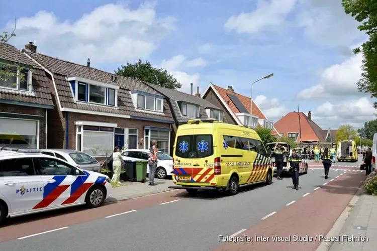 Motorrijder aangereden op drukke Dorpsstraat in Assendelft