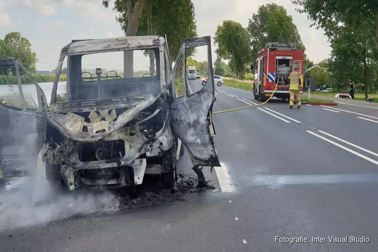 Vrachtwagen in brand bij Assendelft, N246 afgesloten