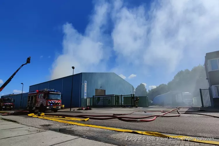 Flinke rookontwikkeling door brand in recyclingbedrijf in Zaandam