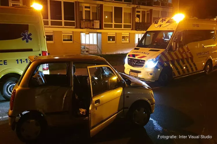 Auto raakt van de weg in Zaandam, twee gewonden