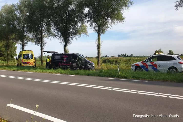 Bestelbus rijdt tegen boom in Zaandam