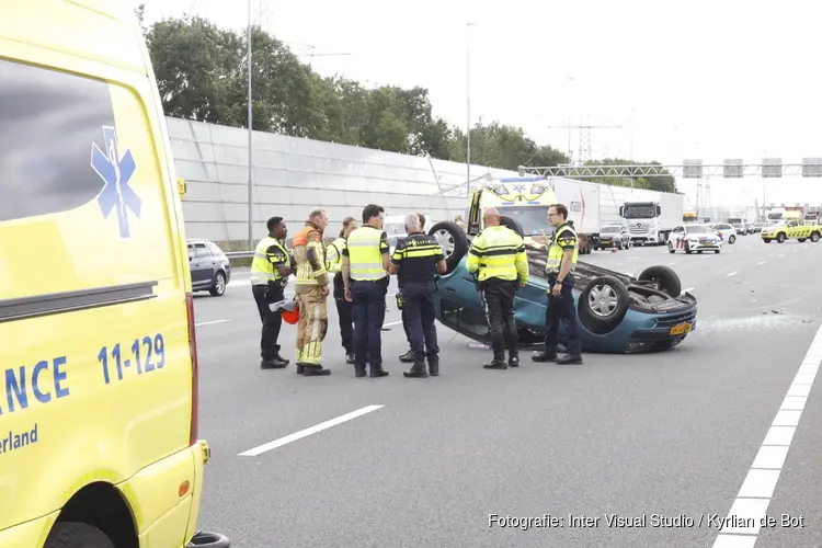 Auto op de kop na botsing met vrachtwagen op A8