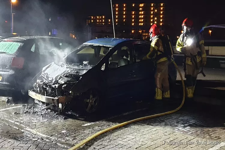 Auto in brand langs Prins Hendrikkade in Zaandam