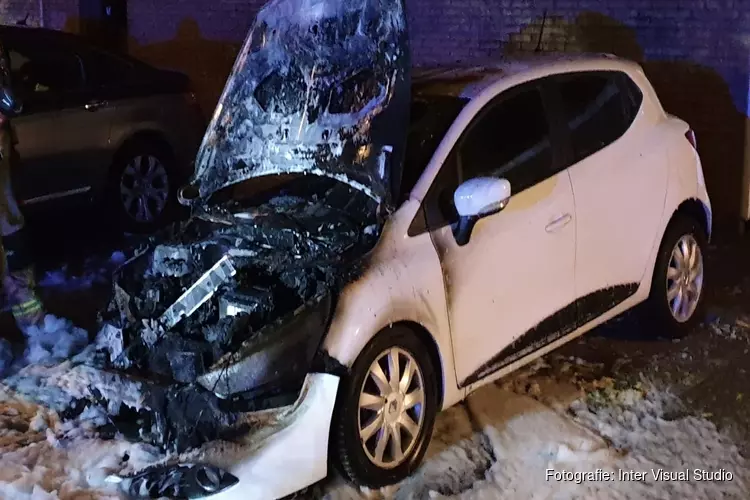 Politie onderzoekt twee autobranden