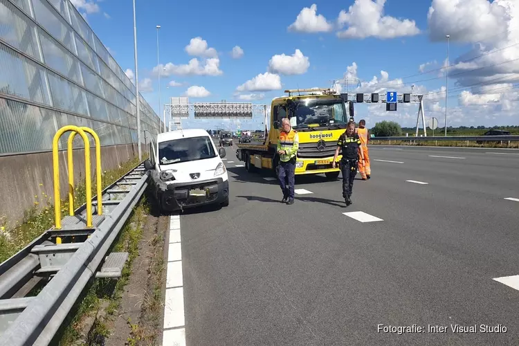 Ongeval op A8, auto rijdt twee keer tegen vangrail