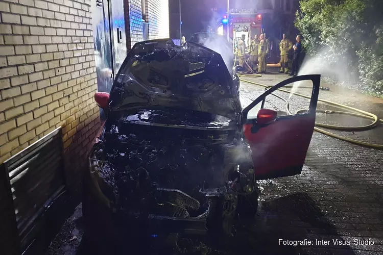 Twee auto&#39;s door brand verwoest, vermoeden van brandstichting