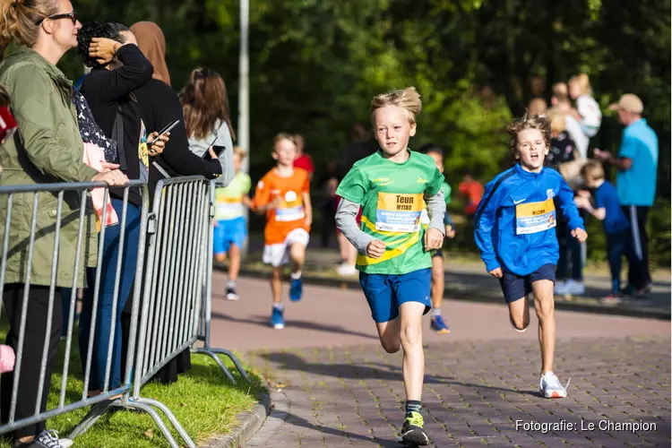 Ben jij tussen de 4 en 13 jaar? Ren dan mee met de Mini Dam tot Damloop in Zaandam of Amsterdam