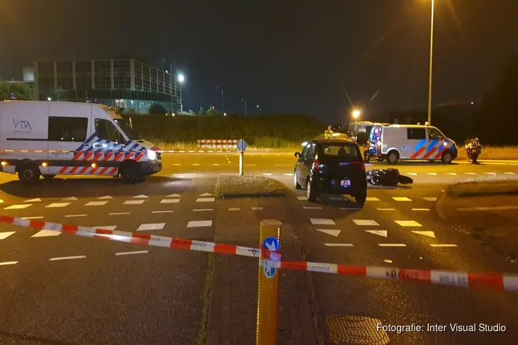 Scooter rijdt hard op auto in Zaandam, twee gewonden