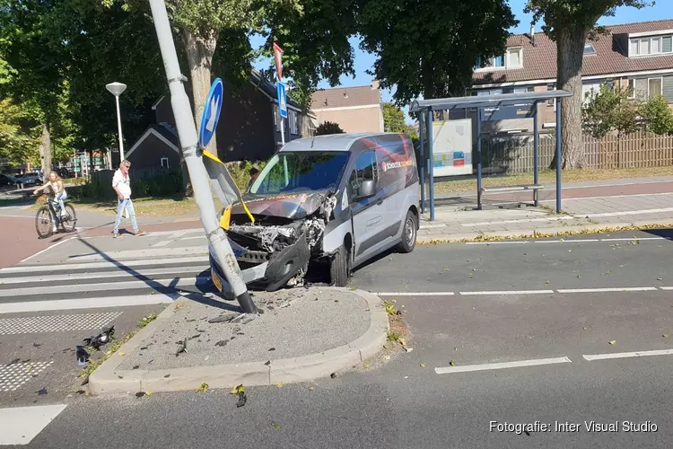 Auto tegen lantaarnpaal gereden bij busbrug Koog aan de Zaan