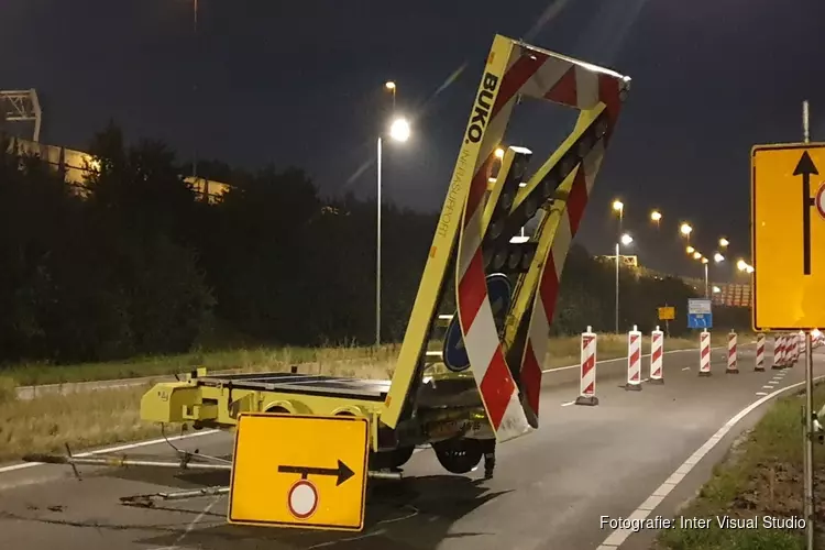 Bestuurder bestelbus rijdt tegen pijlwagen in Oostzaan