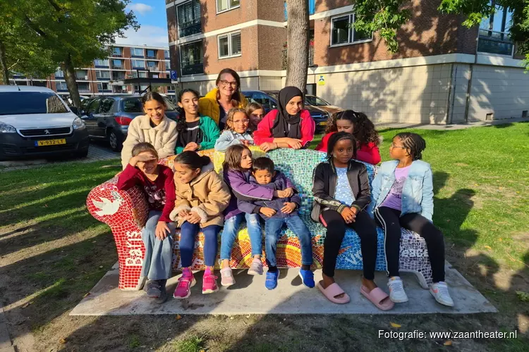 Nieuwe ‘Social Sofa voor Vrede’ onthuld in Poelenburg