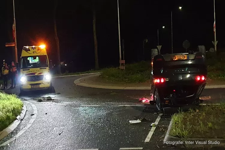 Auto crasht op rotonde in Assendelft