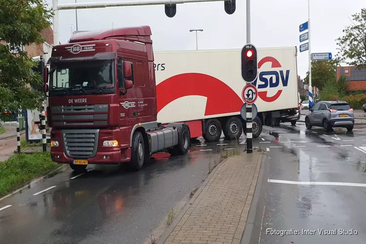 Aanhanger van vrachtwagen veroorzaakt verkeerschaos in Wormerveer