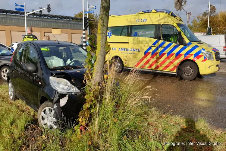 Automobiliste rijdt tegen boom in Zaandam