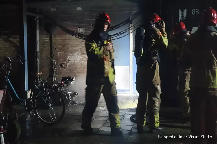 Motorfiets in brand tegen flat in Wormerveer