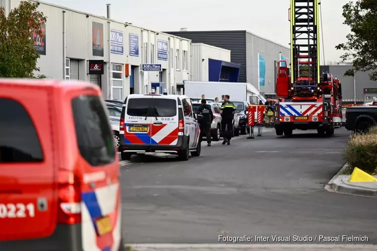 Hulpdiensten groots uitgerukt na melding brand Zaans bedrijf