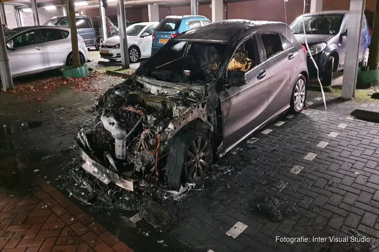 Auto brand uit in parkeergarage in Oostzaan, appartementen tijdelijk ontruimd