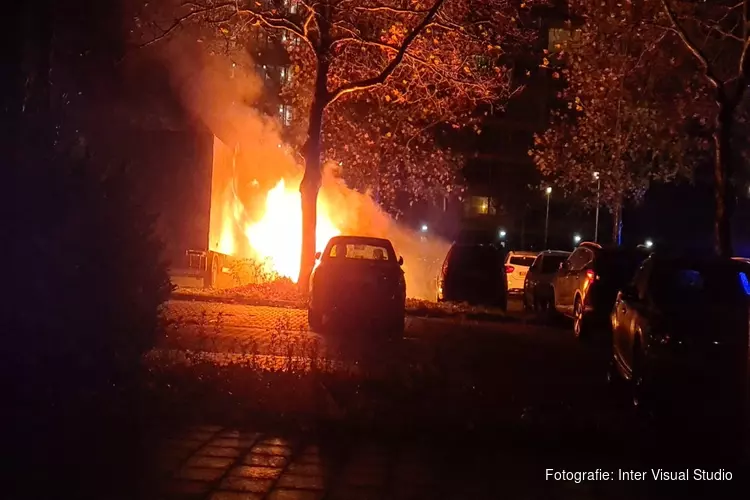 Auto en bestelbus uitgebrand in Zaandam