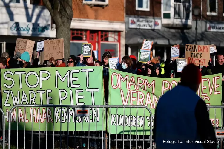 Demonstranten met eieren bekogeld bij sinterklaasintocht in Zaandam