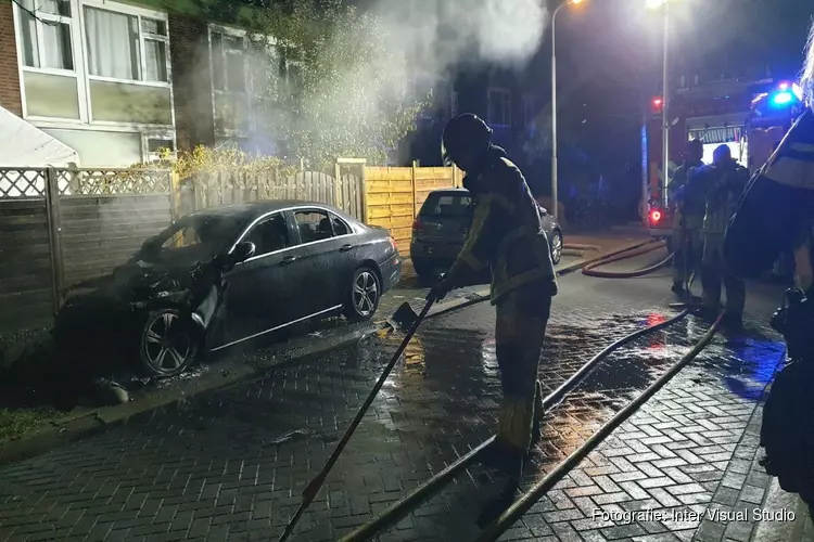 Auto door brand verwoest aan Thijssehof in Zaandam