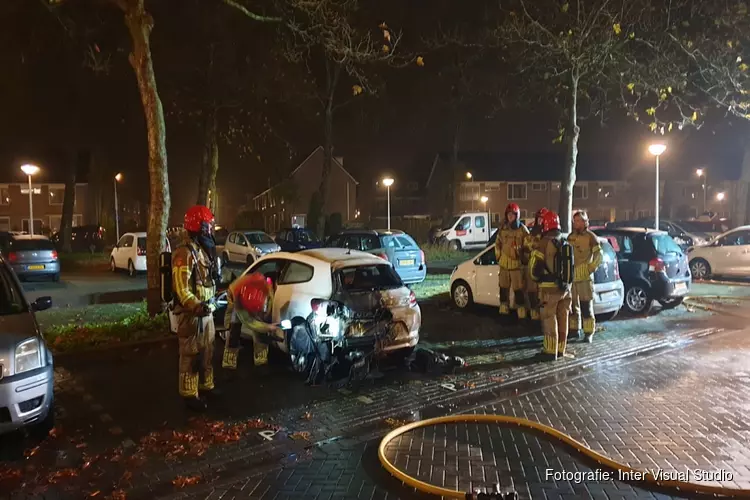 Auto in brand in Krommenie, vermoedelijk brandstichting