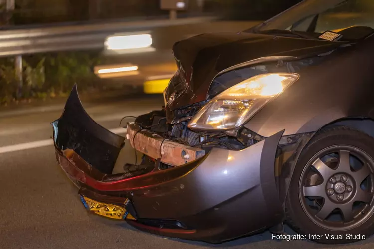 Auto slipt en eindigt in vangrail op A8