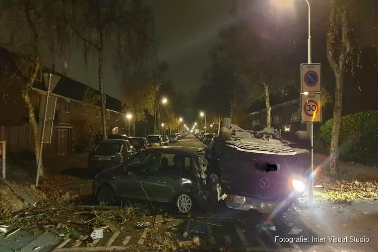 Automobilist wonderwel ongedeerd na zware crash in Zaandam