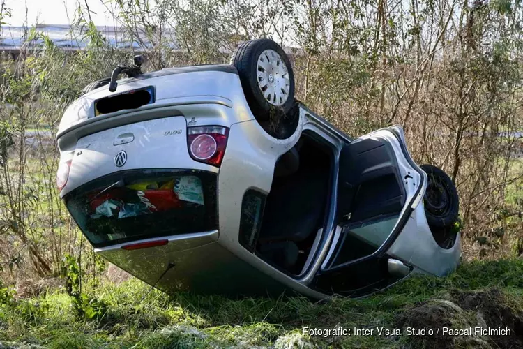 Auto op de kop in Assendelft