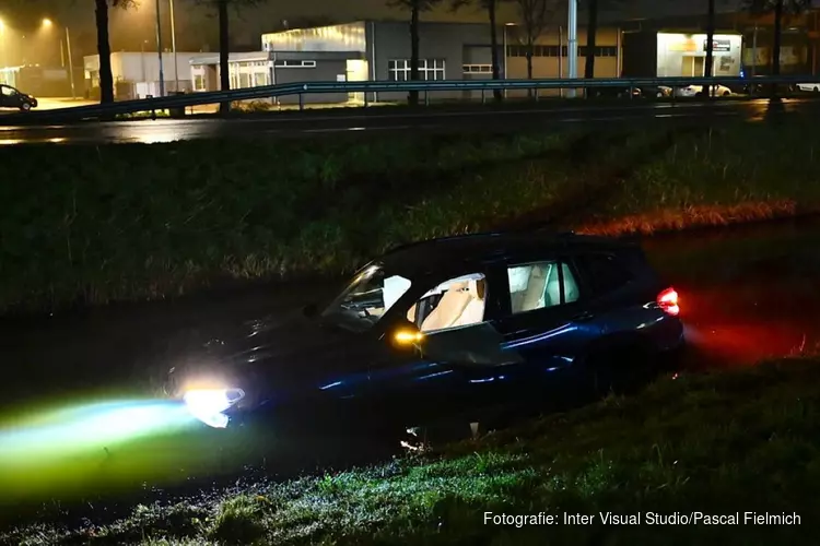 Auto te water langs N246 bij Wormerveer