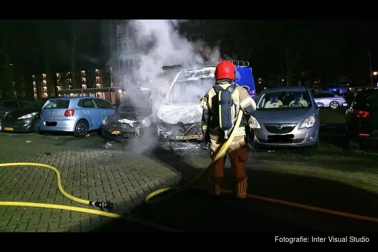 Auto in brand in Zaandam aan de Thijssestraat