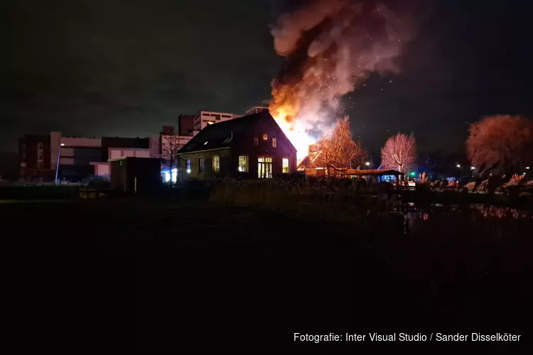 Grote brand legt bijgebouw in Wormer in de as