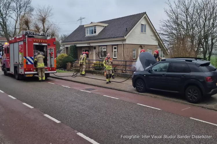 Auto vat vlam bij starten motor