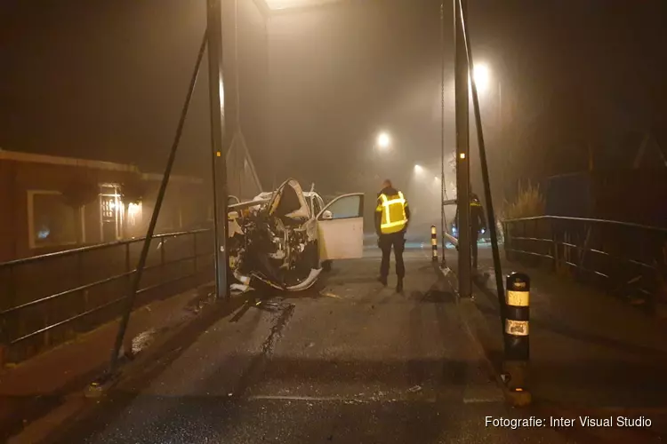 Auto tegen brug gereden in Oostzaan